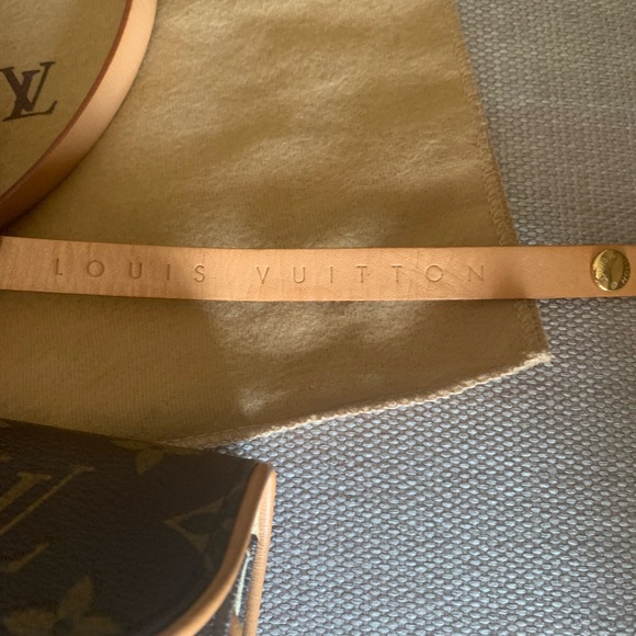 Barely Used Louis Vuitton Florentine Pouchette $800 - Picture 4 of 5